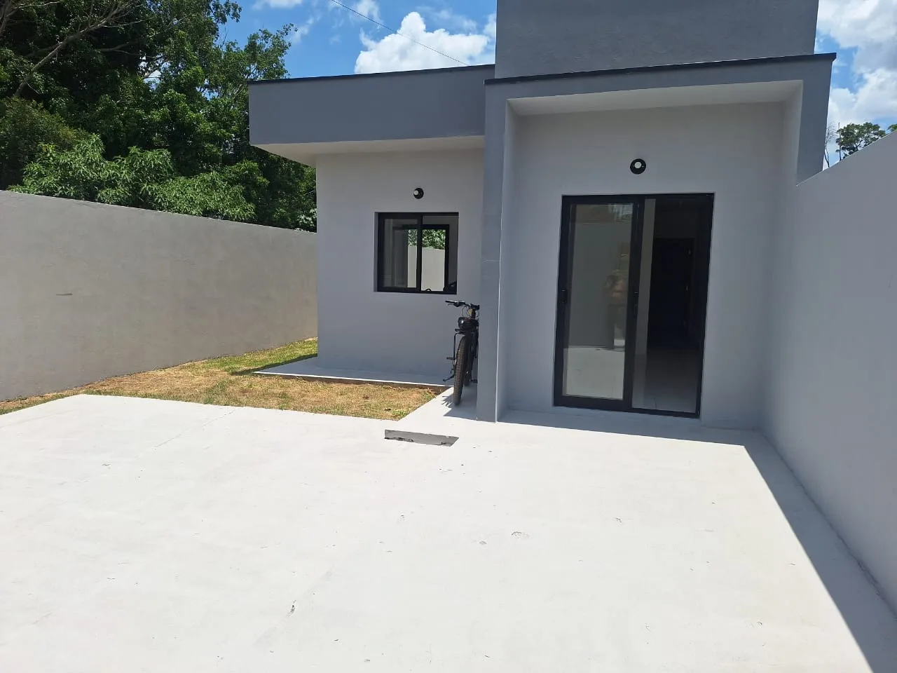 Imóvel novo com quintal amplo, gramado e construído por quem entende de solidez! 