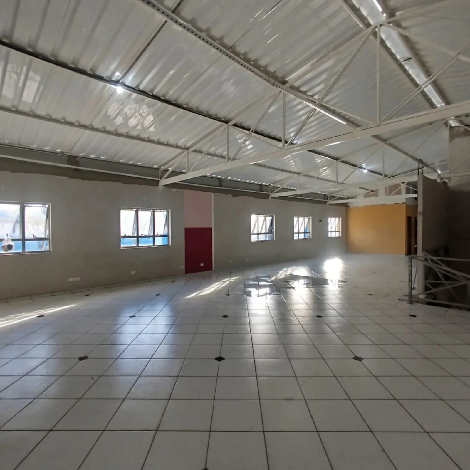 Salão Comercial 250m, 2 Pisos, na Avendida do Rancho!