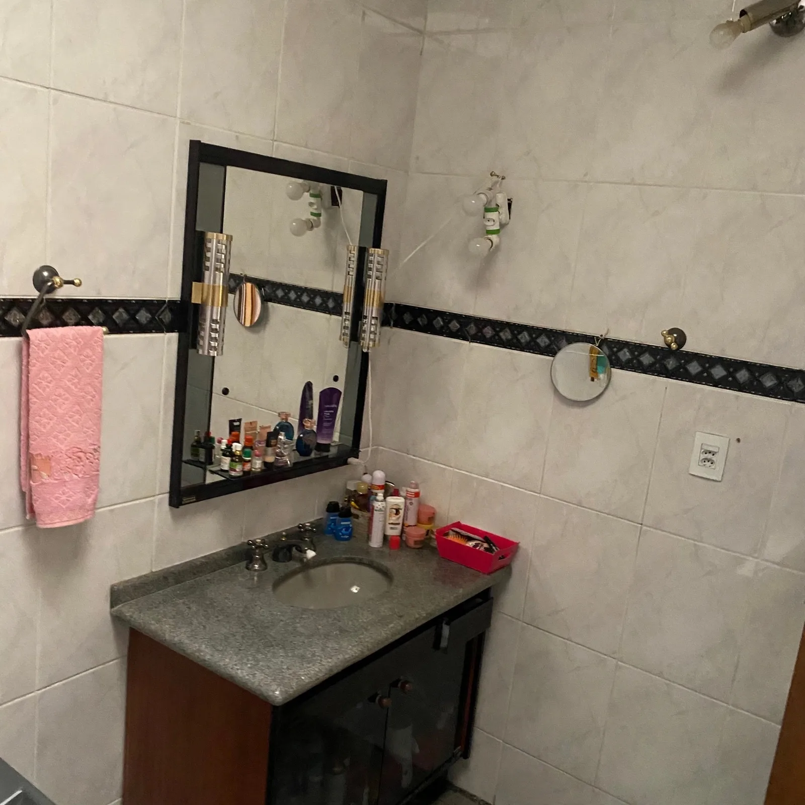 Banheiro espacoso do(a) casa médio padrão em Jardim Santa Tereza, Itu - SP