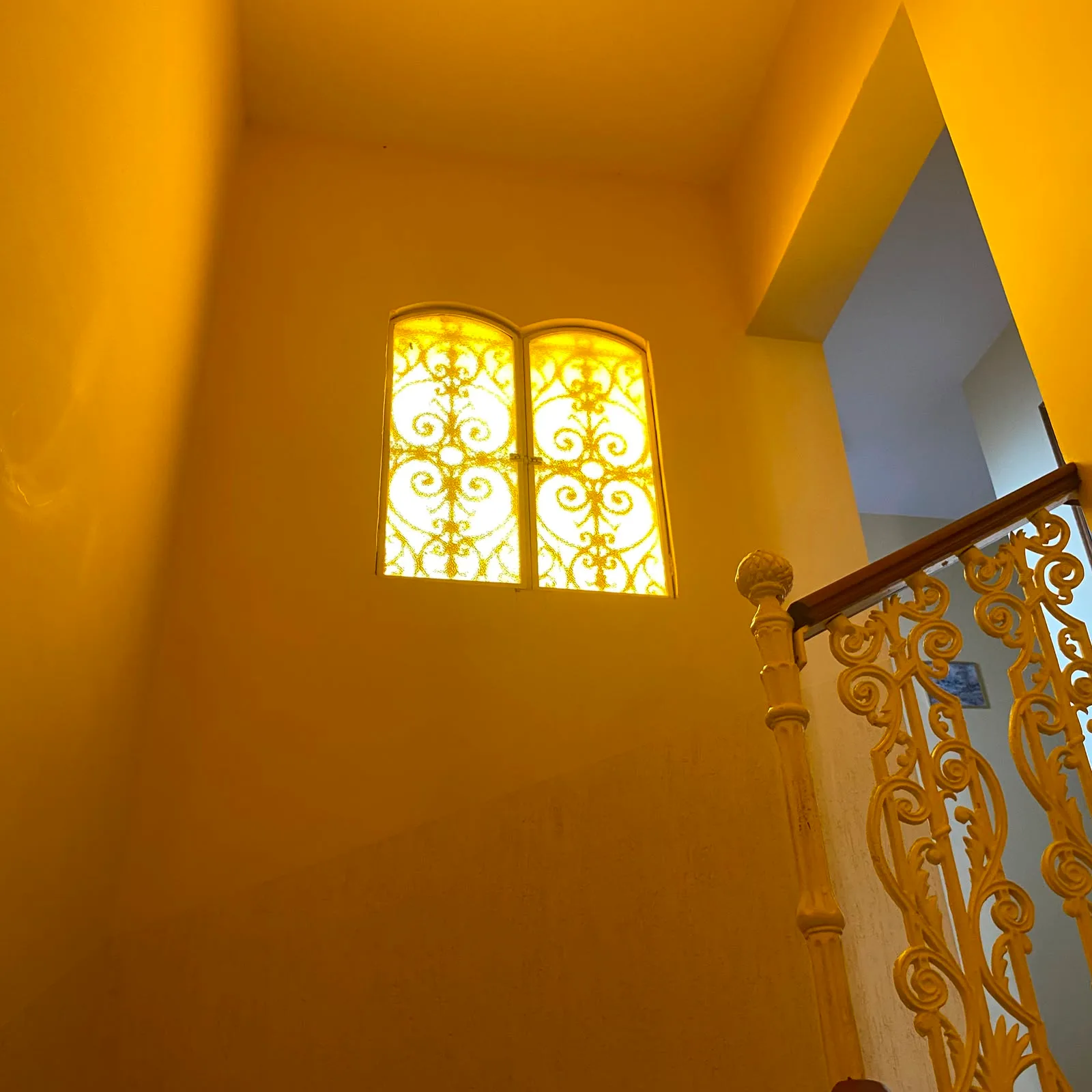 Sobrado amplo, arejado, repleto de luz natural, varanda no piso superior e muito bem localizado!