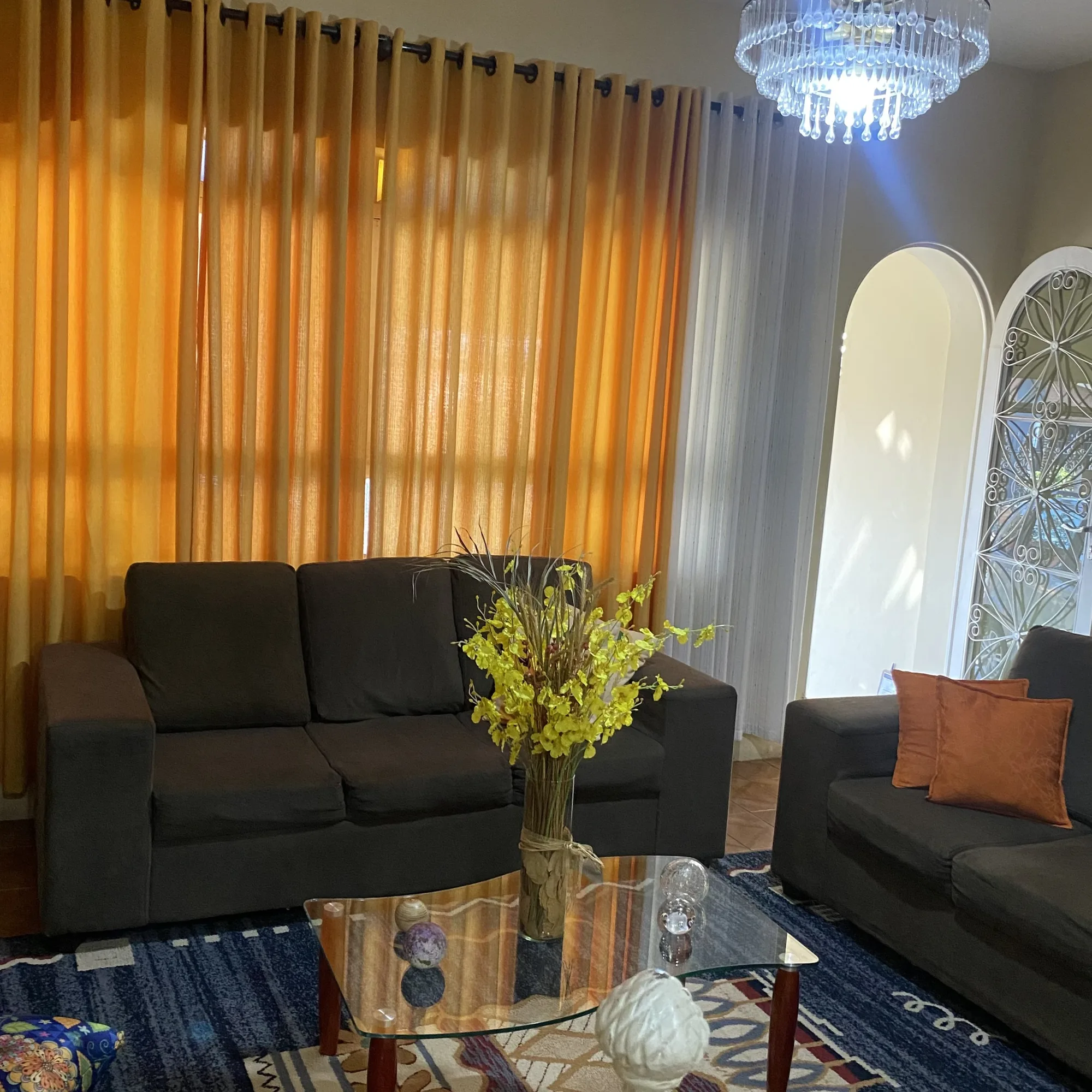 Sala de estar iluminado do(a) casa médio padrão em Jardim Santa Tereza, Itu - SP